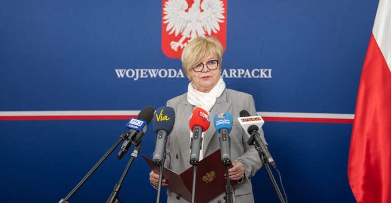 Konferencja prasowa wojewody podkarpackiego dotycząca naborów między innymi w programach „Aktywne Place Zabaw” 2025 oraz „Aktywny dzienny opiekun w gminie 2025”.