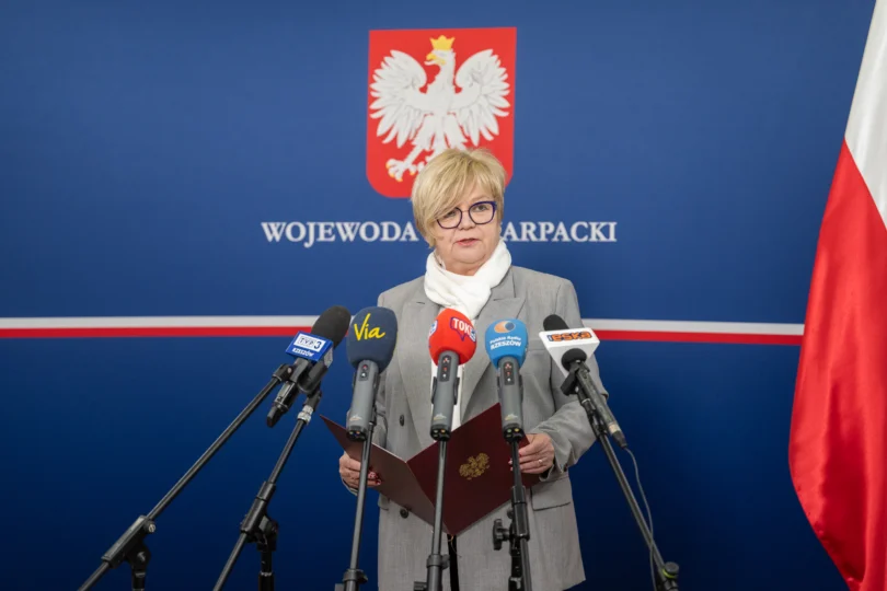 Konferencja prasowa wojewody podkarpackiego dotycząca naborów między innymi w programach „Aktywne Place Zabaw” 2025 oraz „Aktywny dzienny opiekun w gminie 2025”.