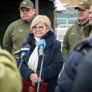 Uczestnicy konferencji prasowej połączonej z prezentacją sprzętu zakupionego dla Państwowej Straży Rybackiej