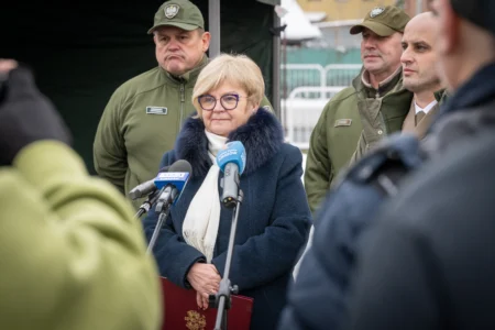 Uczestnicy konferencji prasowej połączonej z prezentacją sprzętu zakupionego dla Państwowej Straży Rybackiej