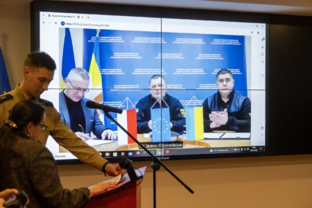 Uczestnicy podpisania umowy w Komendzie Wojewódzkiej PSP w Rzeszowie