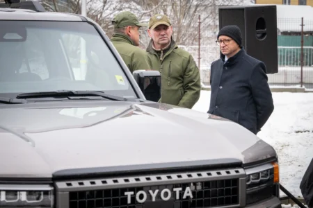 Uczestnicy konferencji prasowej połączonej z prezentacją sprzętu zakupionego dla Państwowej Straży Rybackiej