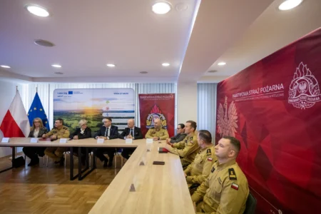 Uczestnicy podpisania umowy w Komendzie Wojewódzkiej PSP w Rzeszowie