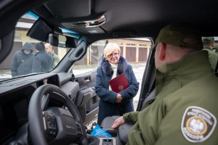 Uczestnicy konferencji prasowej połączonej z prezentacją sprzętu zakupionego dla Państwowej Straży Rybackiej