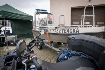 Uczestnicy konferencji prasowej połączonej z prezentacją sprzętu zakupionego dla Państwowej Straży Rybackiej