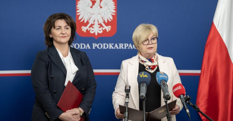 Wojewoda podkarpacki Teresa Kubas-Hul i dyrektor Wydziału Polityki Społecznej PUW w Rzeszowie Irena Marszałek-Czekierda podczas konferencji prasowej