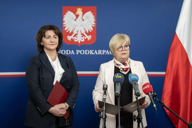 Wojewoda podkarpacki Teresa Kubas-Hul i dyrektor Wydziału Polityki Społecznej PUW w Rzeszowie Irena Marszałek-Czekierda podczas konferencji prasowej