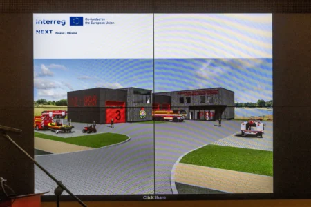 Uczestnicy podpisania umowy w Komendzie Wojewódzkiej PSP w Rzeszowie