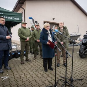 Uczestnicy konferencji prasowej połączonej z prezentacją sprzętu zakupionego dla Państwowej Straży Rybackiej