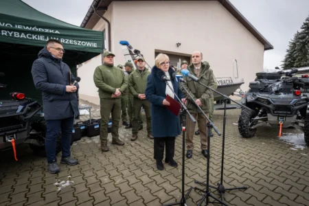Uczestnicy konferencji prasowej połączonej z prezentacją sprzętu zakupionego dla Państwowej Straży Rybackiej