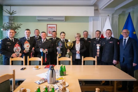 Uczestnicy spotkania wojewody ze strażakami - sportowcami