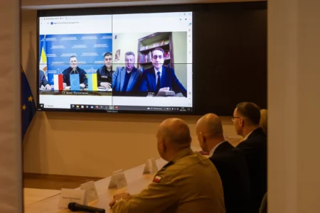 Uczestnicy podpisania umowy w Komendzie Wojewódzkiej PSP w Rzeszowie