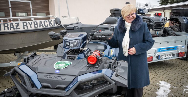 Uczestnicy konferencji prasowej połączonej z prezentacją sprzętu zakupionego dla Państwowej Straży Rybackiej