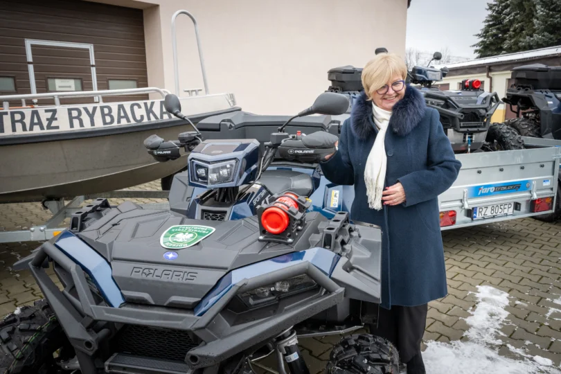 Uczestnicy konferencji prasowej połączonej z prezentacją sprzętu zakupionego dla Państwowej Straży Rybackiej