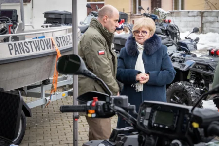 Uczestnicy konferencji prasowej połączonej z prezentacją sprzętu zakupionego dla Państwowej Straży Rybackiej
