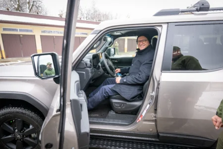 Uczestnicy konferencji prasowej połączonej z prezentacją sprzętu zakupionego dla Państwowej Straży Rybackiej