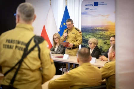 Uczestnicy podpisania umowy w Komendzie Wojewódzkiej PSP w Rzeszowie