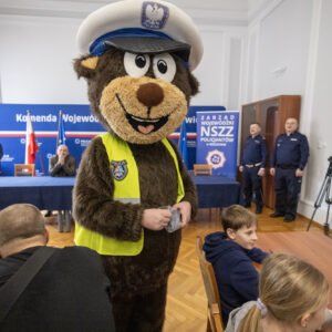 W auli Komendy Wojewódzkiej Policji w Rzeszowie odbyła się wyjątkowa uroczystość, podczas której zwycięzcy tegorocznej edycji konkursu „Odblaskowa Szkoła”, odebrali nagrody.