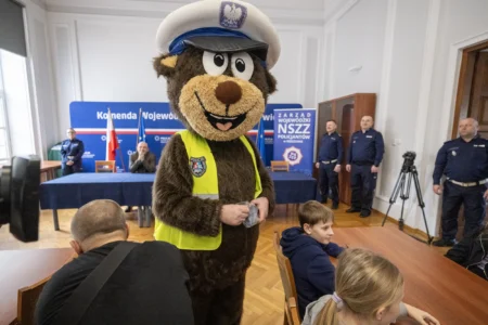 W auli Komendy Wojewódzkiej Policji w Rzeszowie odbyła się wyjątkowa uroczystość, podczas której zwycięzcy tegorocznej edycji konkursu „Odblaskowa Szkoła”, odebrali nagrody.