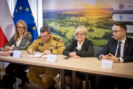 Uczestnicy podpisania umowy w Komendzie Wojewódzkiej PSP w Rzeszowie