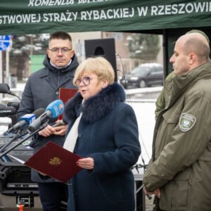 Uczestnicy konferencji prasowej połączonej z prezentacją sprzętu zakupionego dla Państwowej Straży Rybackiej