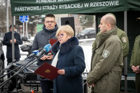 Uczestnicy konferencji prasowej połączonej z prezentacją sprzętu zakupionego dla Państwowej Straży Rybackiej