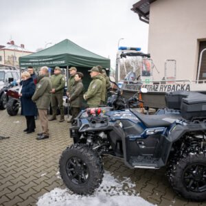 Uczestnicy konferencji prasowej połączonej z prezentacją sprzętu zakupionego dla Państwowej Straży Rybackiej