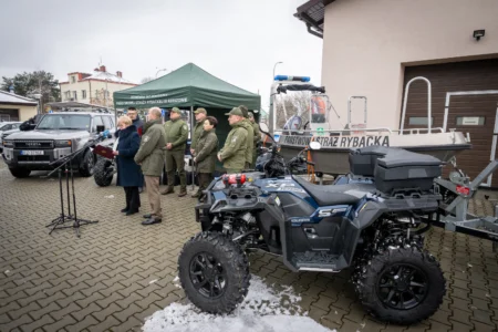 Uczestnicy konferencji prasowej połączonej z prezentacją sprzętu zakupionego dla Państwowej Straży Rybackiej