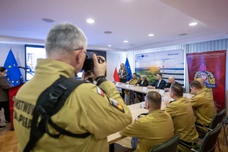 Uczestnicy podpisania umowy w Komendzie Wojewódzkiej PSP w Rzeszowie