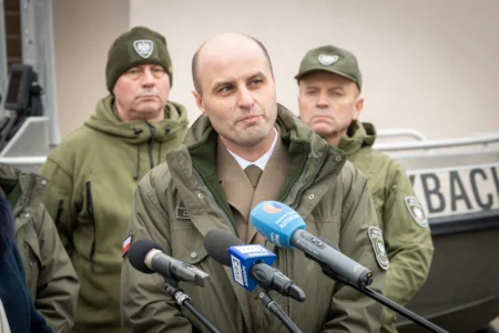 Uczestnicy konferencji prasowej połączonej z prezentacją sprzętu zakupionego dla Państwowej Straży Rybackiej