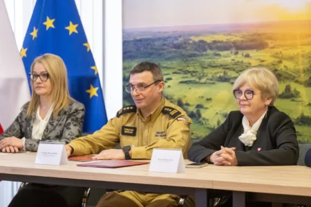 Uczestnicy podpisania umowy w Komendzie Wojewódzkiej PSP w Rzeszowie