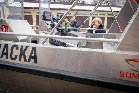 Uczestnicy konferencji prasowej połączonej z prezentacją sprzętu zakupionego dla Państwowej Straży Rybackiej