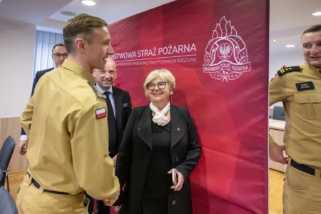 Uczestnicy podpisania umowy w Komendzie Wojewódzkiej PSP w Rzeszowie