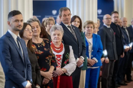 Uczestnicy uroczystości wręczenia odznaczeń państwowych