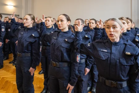 Uczestnicy uroczystego ślubowania policjantów