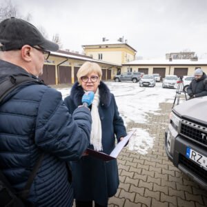 Uczestnicy konferencji prasowej połączonej z prezentacją sprzętu zakupionego dla Państwowej Straży Rybackiej