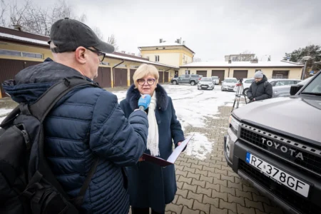 Uczestnicy konferencji prasowej połączonej z prezentacją sprzętu zakupionego dla Państwowej Straży Rybackiej