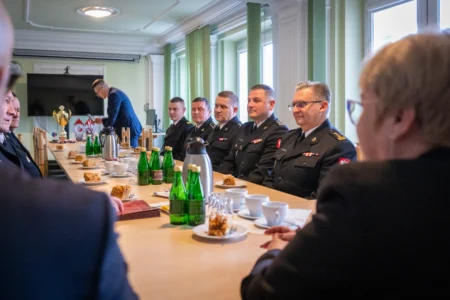 Uczestnicy spotkania wojewody ze strażakami - sportowcami