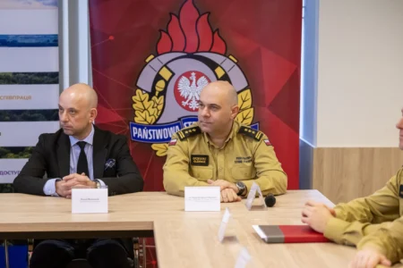 Uczestnicy podpisania umowy w Komendzie Wojewódzkiej PSP w Rzeszowie