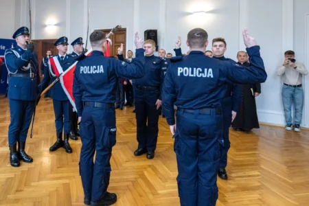 Uczestnicy uroczystego ślubowania policjantów