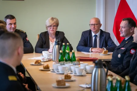 Uczestnicy spotkania wojewody ze strażakami - sportowcami