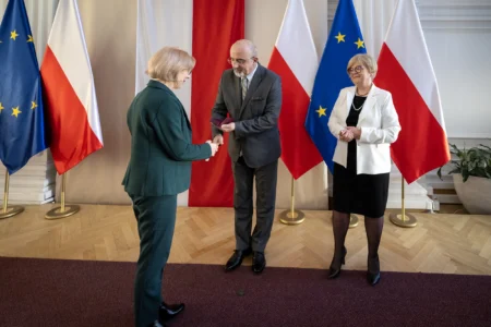 Uczestnicy uroczystości wręczenia odznaczeń państwowych