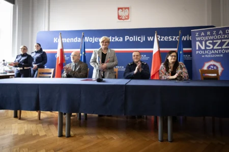 W auli Komendy Wojewódzkiej Policji w Rzeszowie odbyła się wyjątkowa uroczystość, podczas której zwycięzcy tegorocznej edycji konkursu „Odblaskowa Szkoła”, odebrali nagrody.