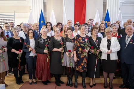 Uczestnicy uroczystości wręczenia odznaczeń państwowych