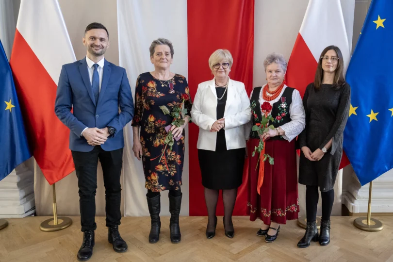 Uczestnicy uroczystości wręczenia odznaczeń państwowych