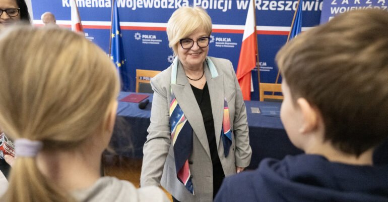 W auli Komendy Wojewódzkiej Policji w Rzeszowie odbyła się wyjątkowa uroczystość, podczas której zwycięzcy tegorocznej edycji konkursu „Odblaskowa Szkoła”, odebrali nagrody.