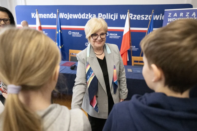 W auli Komendy Wojewódzkiej Policji w Rzeszowie odbyła się wyjątkowa uroczystość, podczas której zwycięzcy tegorocznej edycji konkursu „Odblaskowa Szkoła”, odebrali nagrody.
