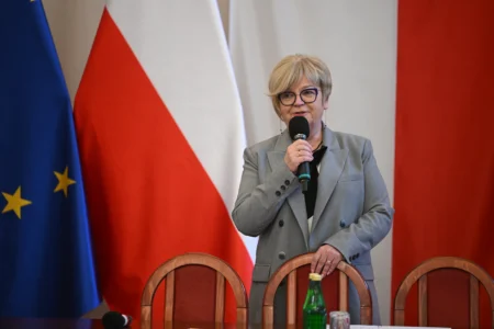 Uczestnicy uroczystego podpisania umów na przewozy autobusowe