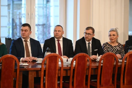 Uczestnicy uroczystego podpisania umów na przewozy autobusowe