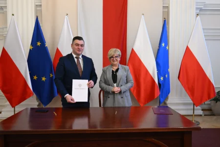 Uczestnicy uroczystego podpisania umów na przewozy autobusowe